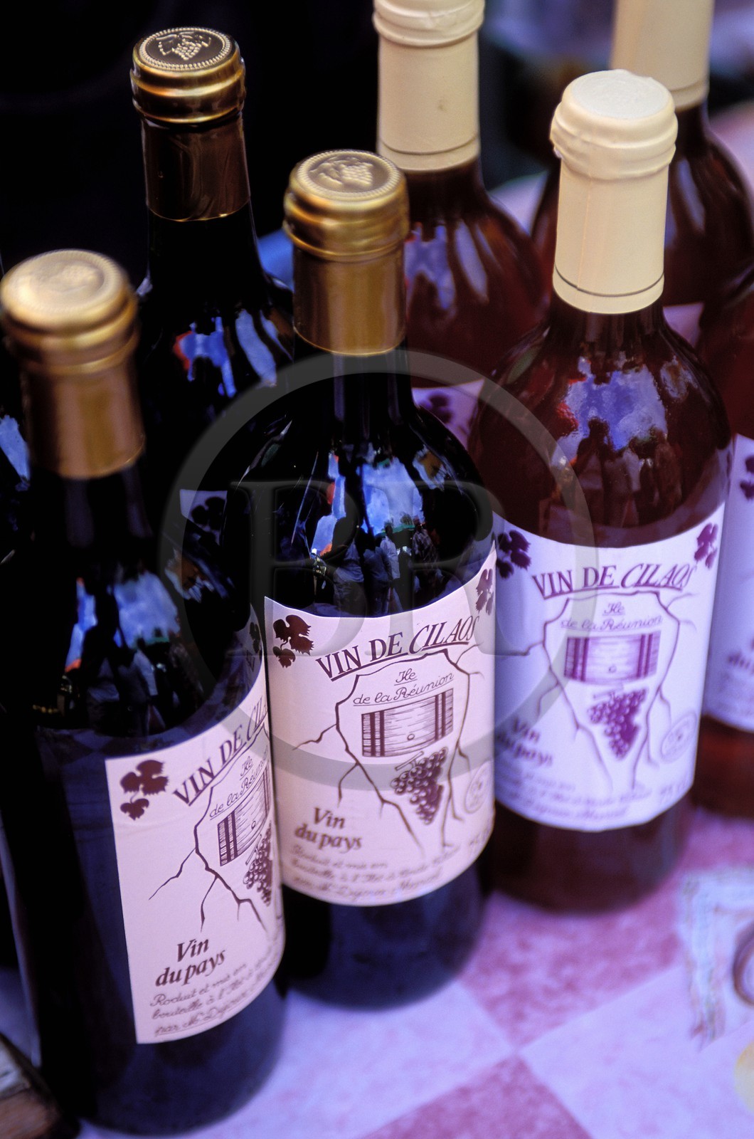 France, île de la Réunion, vente du vin de Cilaos sur le marché de Saint-Pierre