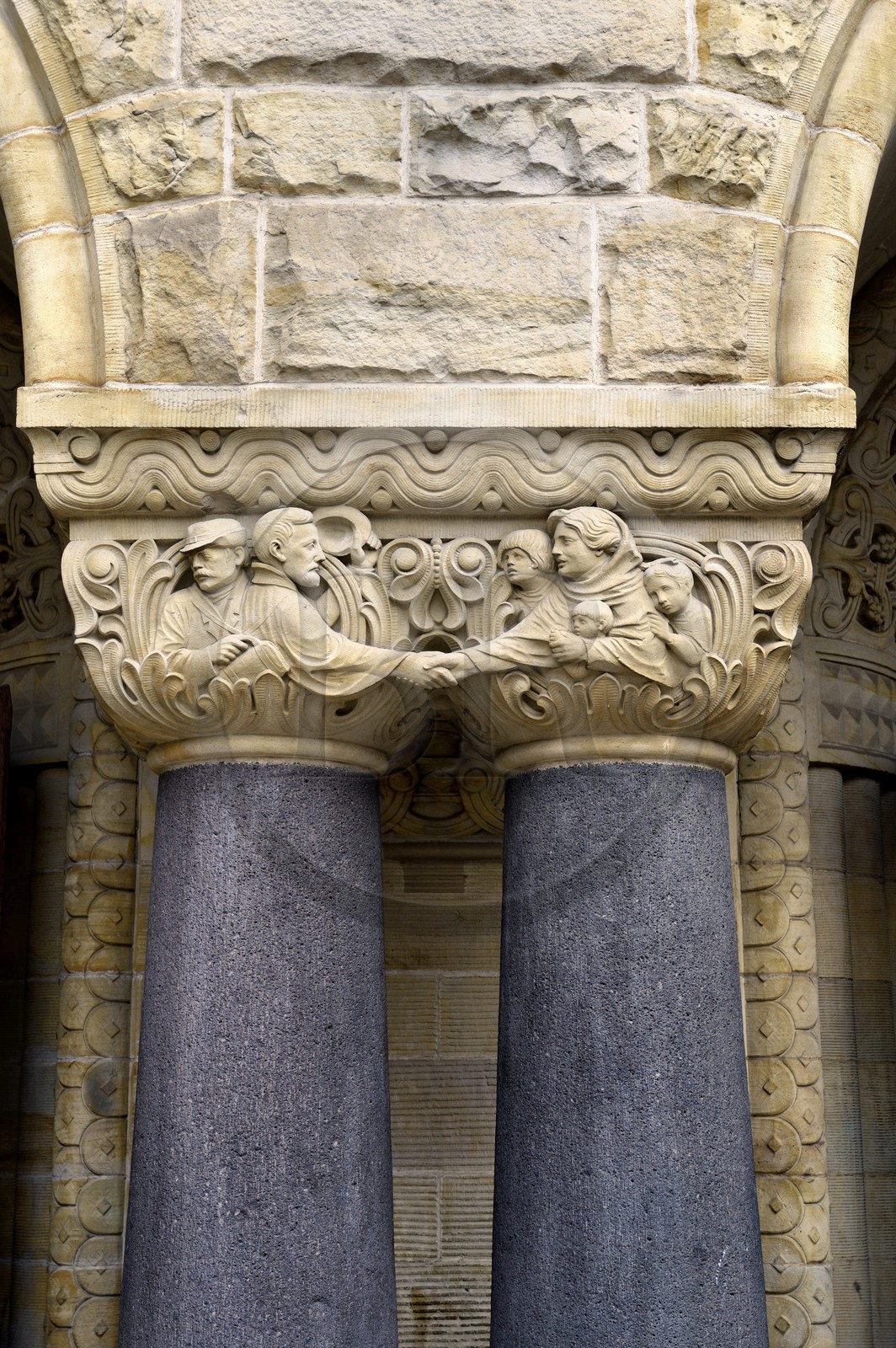 France, Moselle (57), Metz, quartier impérial, la gare de Metz, édifiée de 1905 à 1908 par l'architecte berlinois Jurgen Kruger est inscrite monument historique, fronton de colonne représentant la séparation du départ en voyage