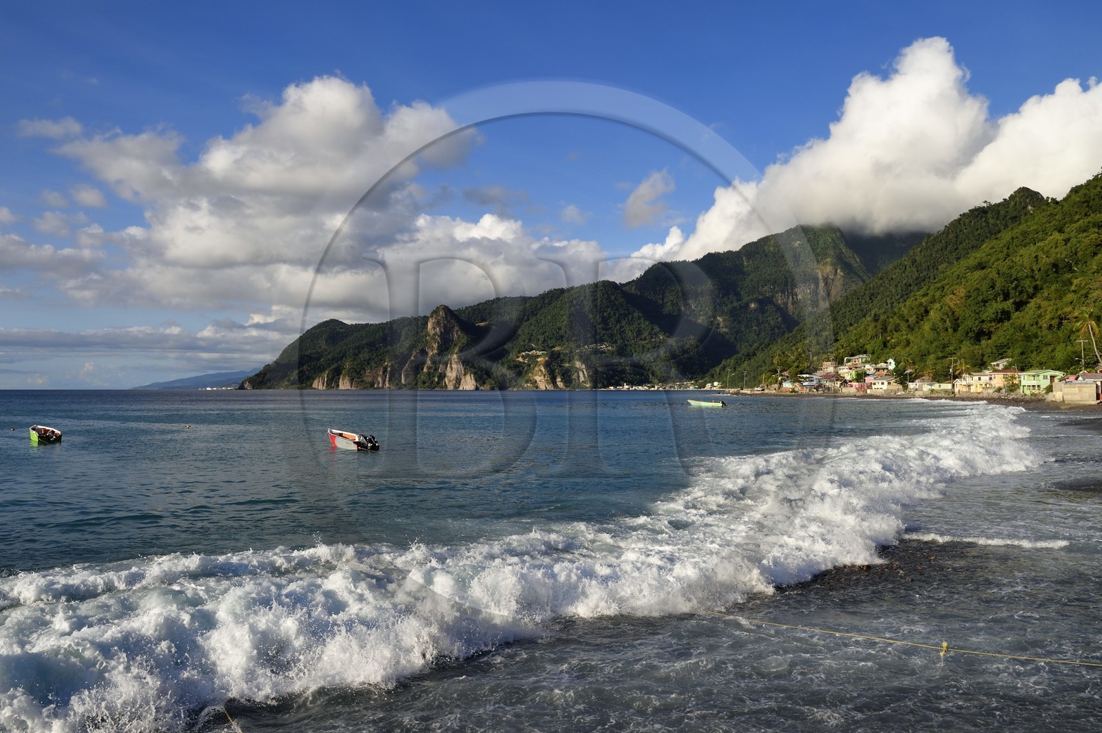 Caraïbes, Ile de la Dominique, la baie de Soufrière, village de Scotts Head et de Soufrière en arrière plan