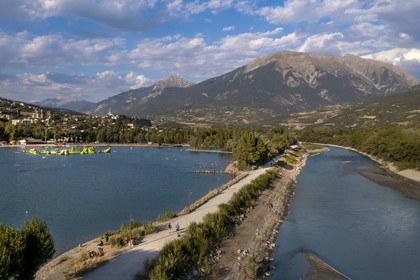 France, Hautes Alpes (05), Embrun, la Durance en bordure du plan d'eau d'Embrun isolé du lac de Serre Ponçon par une digue promenade