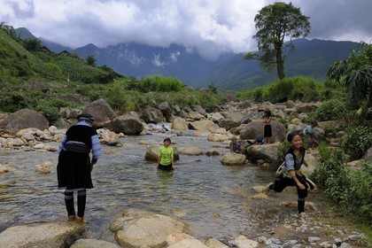 Vietnam, province de Lao Cai, région Nord-Ouest de Sapa, village de Mong Xoa de la minorité Hmong Bleu, les enfants se baignent et se lavent dans la rivière