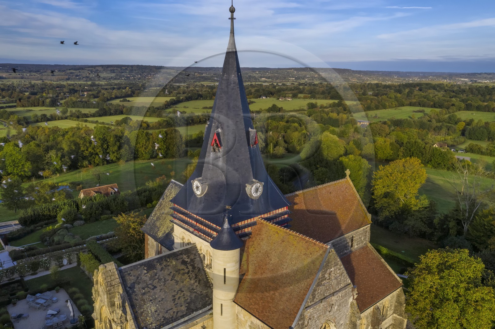 France, Calvados (14), Pays d'Auge, Beaumont-en-Auge, l'église Saint-Sauveur, le clocher couvert d'ardoise est typique du pays d'Auge (vue aérienne)