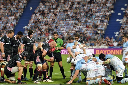 France, Pyrénées-Atlantiques (64), Pays-Basque, Bayonne, stade Jean-Dauger, derby basque de rugby entre l'Aviron Bayonnais (en bleu) et le Biarritz Olympique (ici en noir)