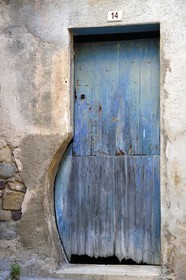 France, Var, Presqu'ile de Saint-Tropez, Ramatuelle, door arranged for the passage of barrels