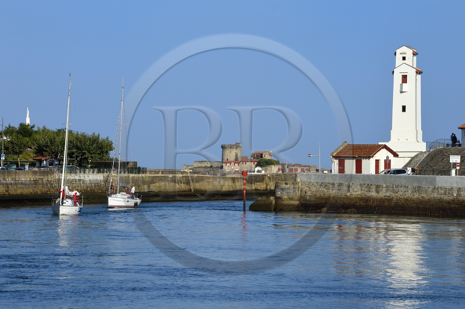 France, Pyrénées-Atlantiques (64), Pays-Basque, Saint-Jean-de-Luz, le port de pêche, le phare du port construit par André Pavlovsky et classé monument historique à l'entrée du port