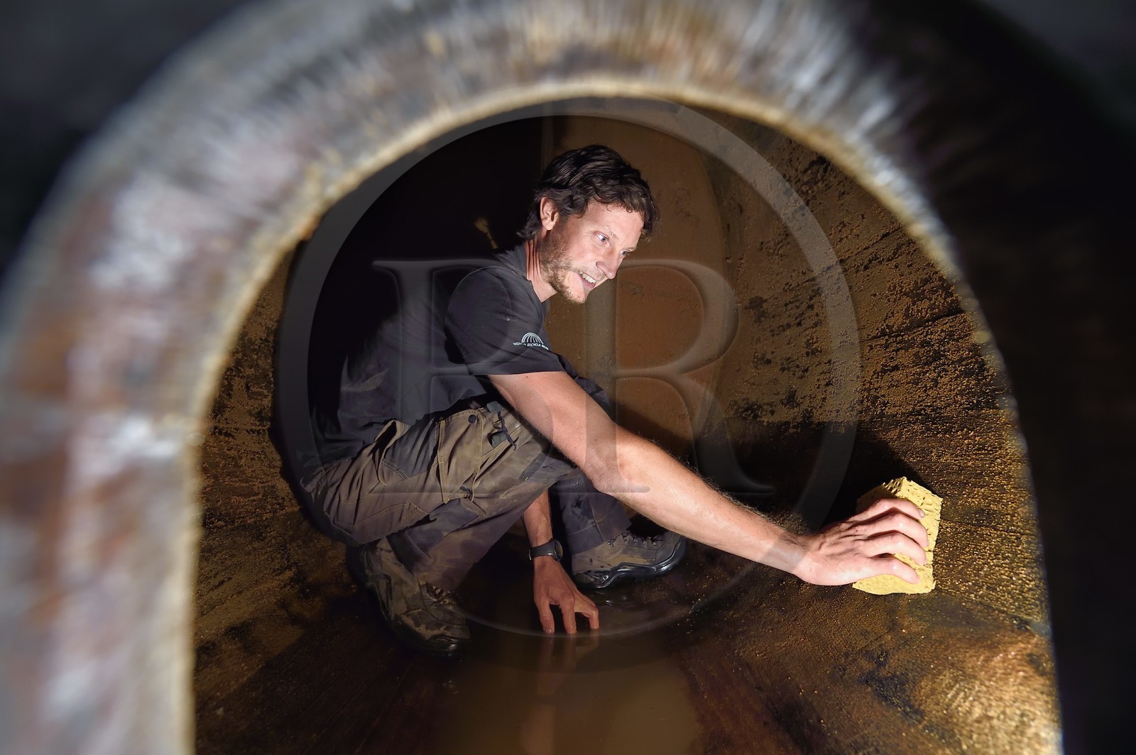 France, Haut-Rhin (68), Route des vins d'Alsace, Bergheim, Domaine viticole Marcel Deiss, le viticulteur Mathieu Deiss nettoyant l'intérieur d'un grand tonneau aussi appelé foudre France, Haut-Rhin (68), Route des vins d'Alsace, Bergheim, Domaine viticole Marcel Deiss, le viticulteur Mathieu Deiss nettoyant l'intérieur d'un grand tonneau aussi appelé foudre