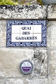 France, Charente-Maritime (17), Saintonge, Taillebourg, plaque de rue Quai des Gabarres et repère de crue de la Charente