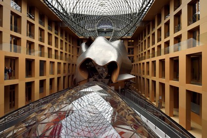 Germany, Berlin, Pariser Platz, DZ Bank (former DG Bank) head office, large atrium designed by architect Franck Gehry, huge steel sculpture which shelters a conference room