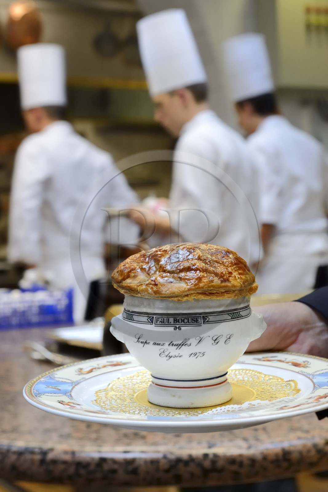 France, Rhône (69), Collonges-au-Mont-d'Or, Restaurant L'Auberge du Pont de Collonges de Paul Bocuse, trois étoiles au Guide Michelin depuis 1965, la célèbre soupe aux truffes V.G.E