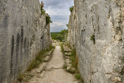France, Bouches-du-Rhône (13), Fontvieille, chemin de Caparon, vestiges gallo-romain de l'Aqueduc de Barbegal, extrémité de l'aqueduc creusée dans la roche avant les 16 moulins de la meunerie de Barbegal du IIème siècle