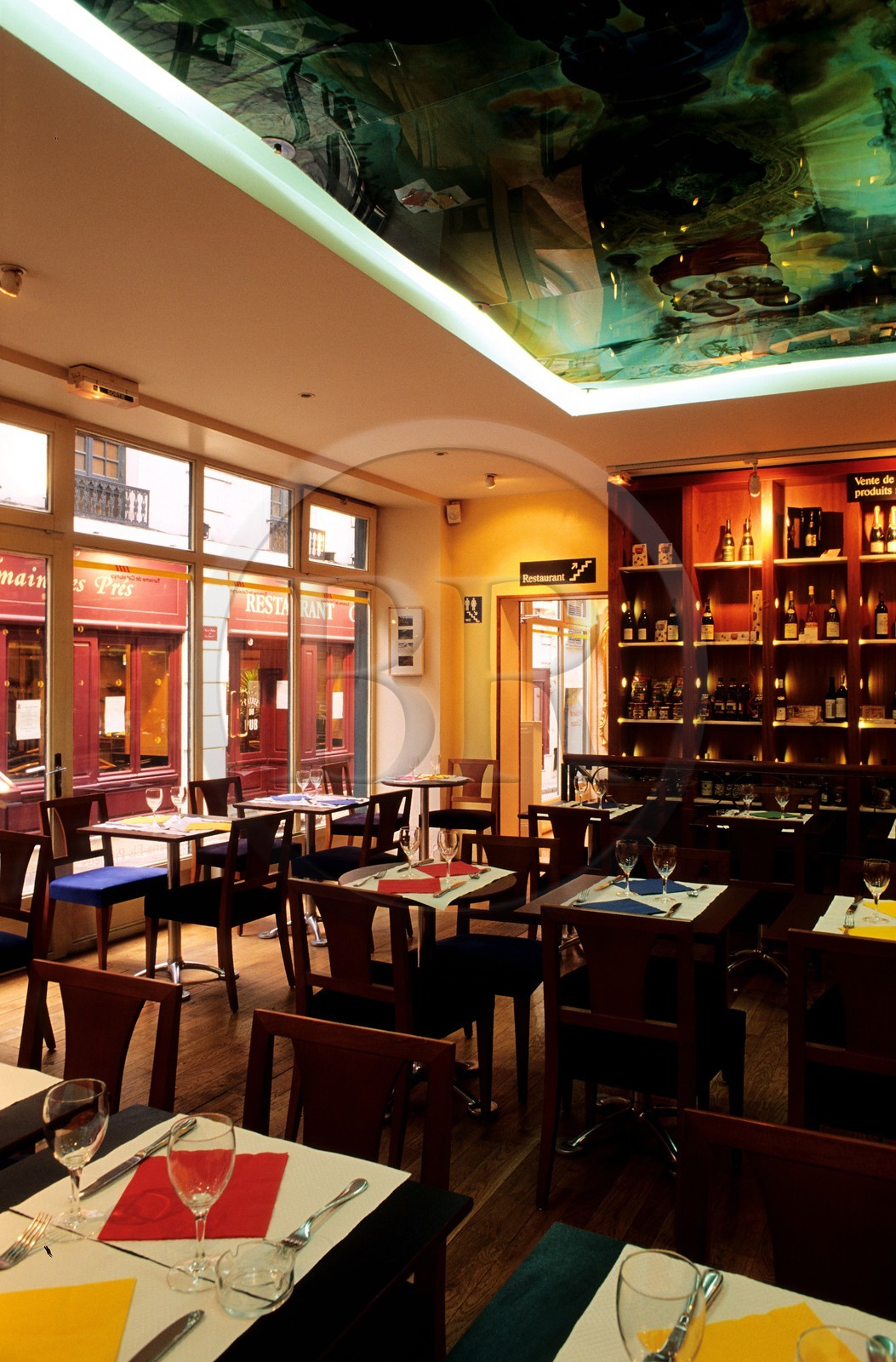 France, Paris (75), intérieur d'un café de Saint-Germain, la maison de Catalogne dans la cour Saint-André (6ème arrondissement)