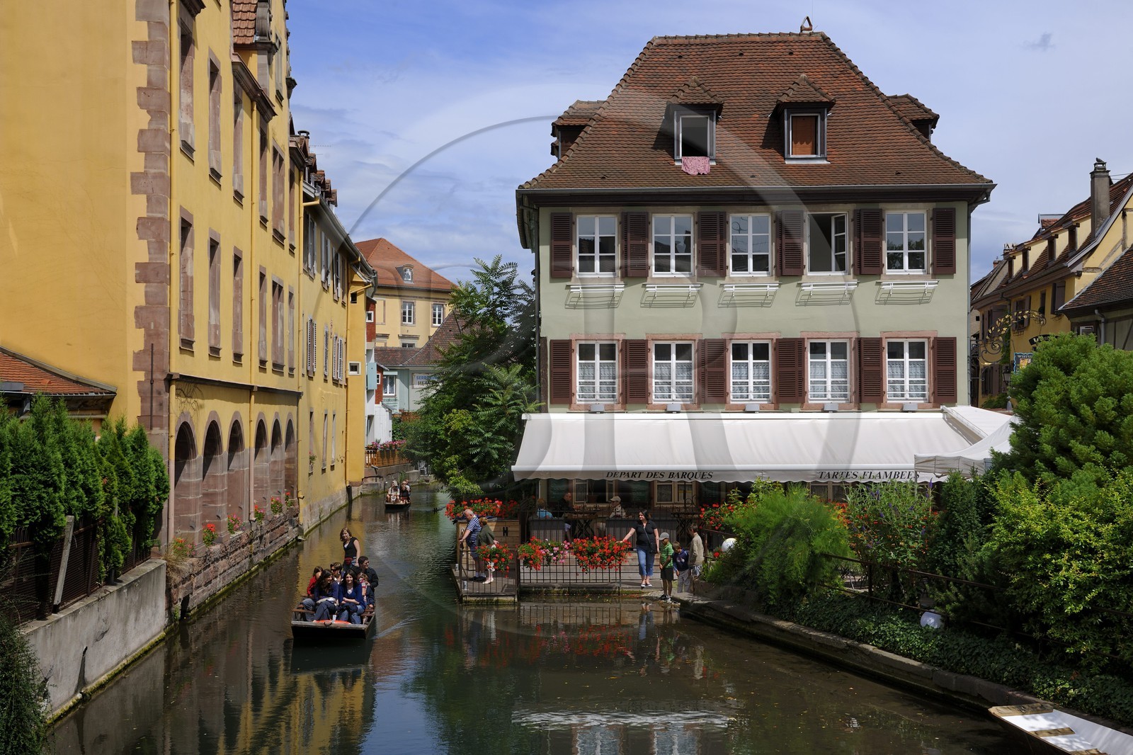 France, Haut-Rhin (68), Colmar, la petite Venise, quartier de la Krutenau arrosé par la rivière Lauch, promenade en barque à fond plat
