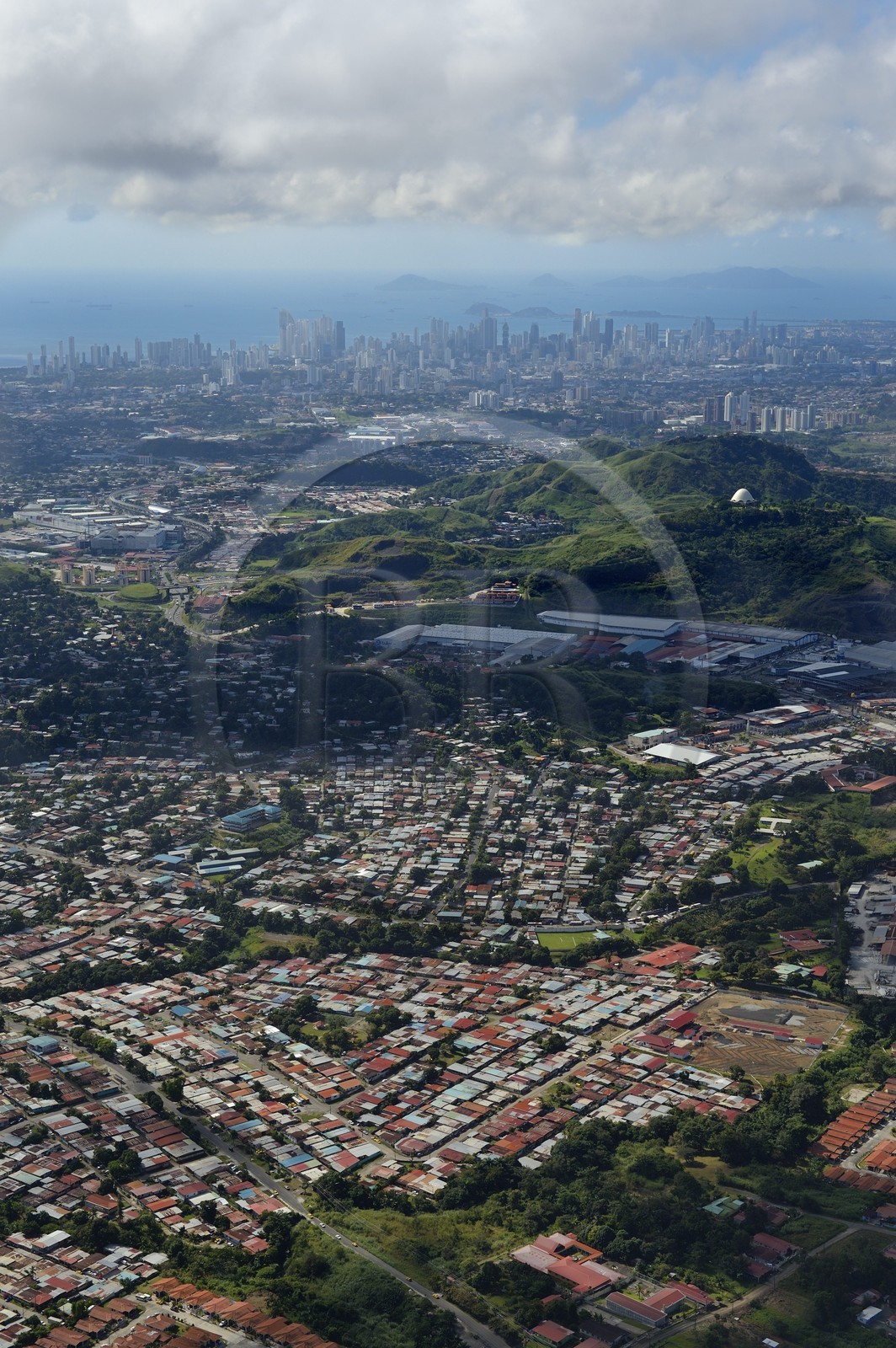 Panama, les gratte-ciels de Panama City et sa banlieue en premier plan (vue aérienne)