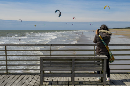 France, Vendée (85), Saint-Jean-de-Monts, kitesurf observé depuis l'estacade