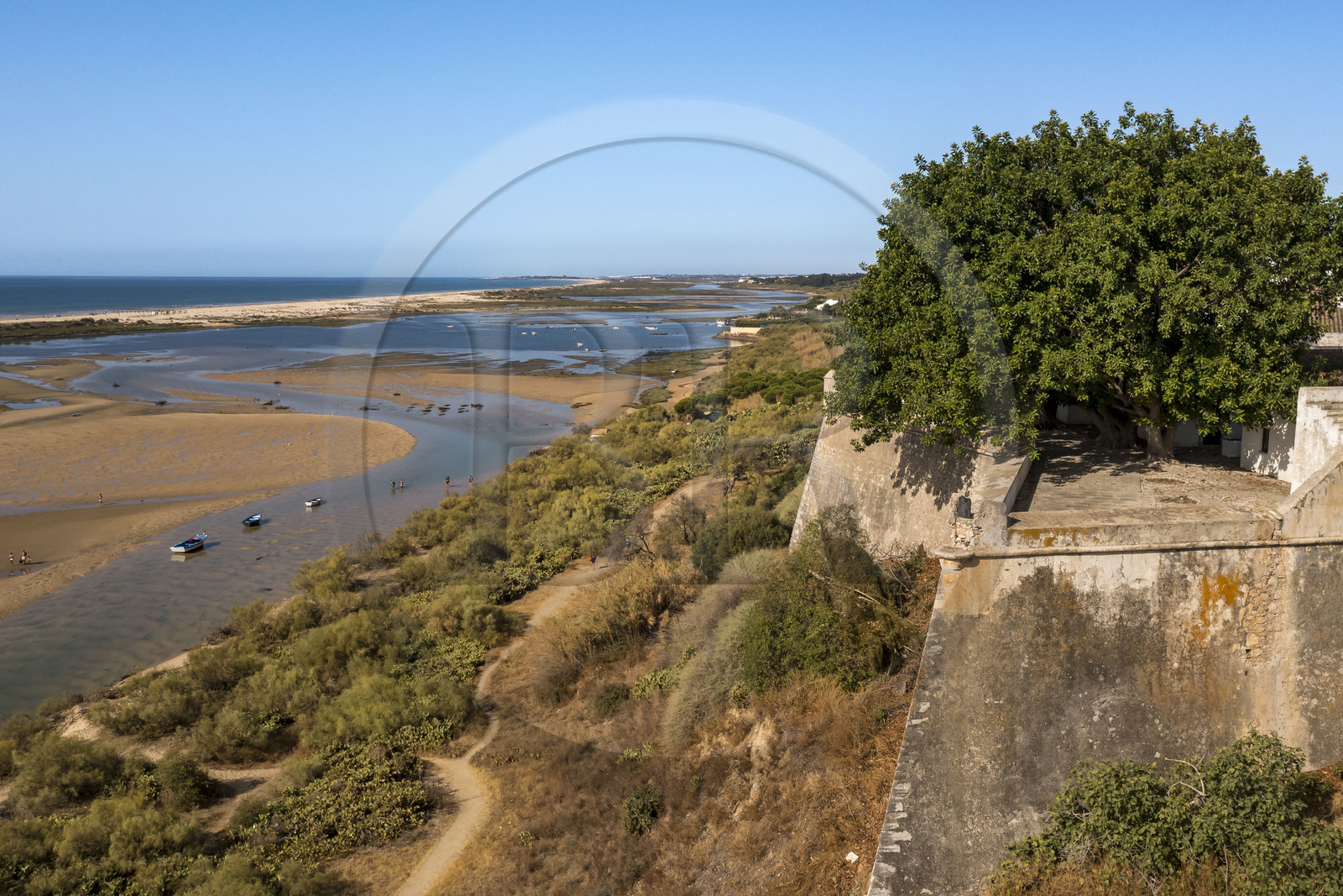 Portugal, Algarve, Parc Naturel de la Ria Formosa, Tavira, forteresse du village de Cacela Velha et la plage (vue aérienne)