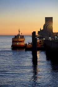Portugal, Lisbonne, quartier de Belém, Padrao dos Descobrimentos (Monument des Découvertes) datant de 1960 à l'embouchure du Tage, ferry à quai