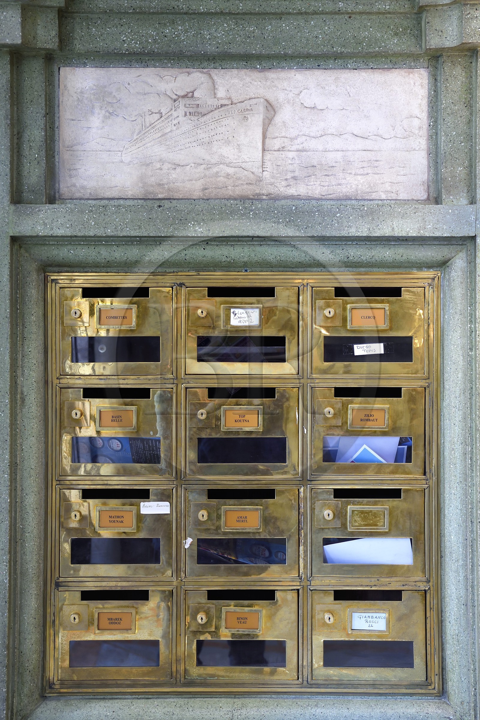 France, Alpes-Maritimes (06), Nice, quartier des Baumettes, l'immeuble Art déco Le Gloria Mansions, le grand hall d'entrée, boites aux lettres surmontées par un bas-relief représentant un paquebot transatlantique