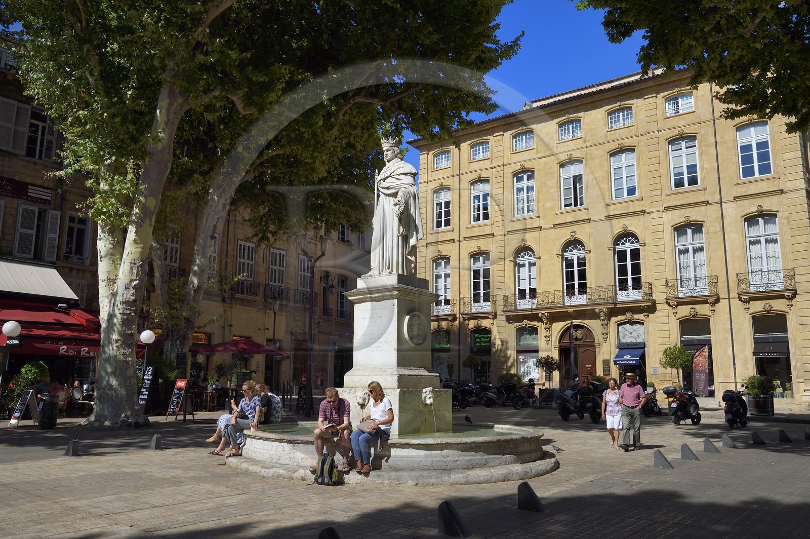 France, Bouches-du-Rhône (13), Aix en Provence, Cours Mirabeau, statue du Roi René