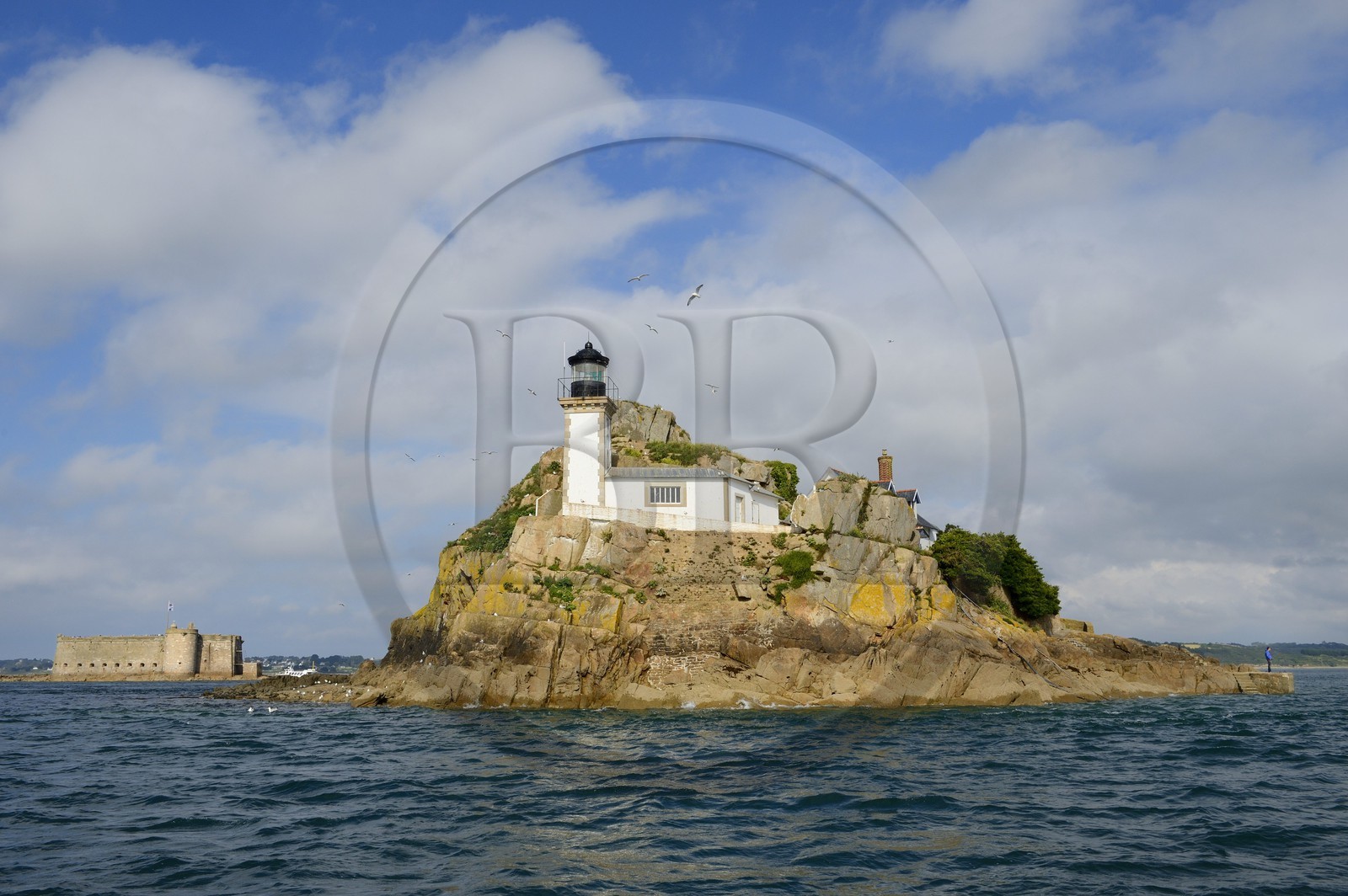 France, Finistère (29), baie de Morlaix, Carantec,  maison-phare de l'Ile Louet (aussi une maison d'hôtes en saison estivale) et le château du Taureau construit par Vauban au XVIIe siècle
