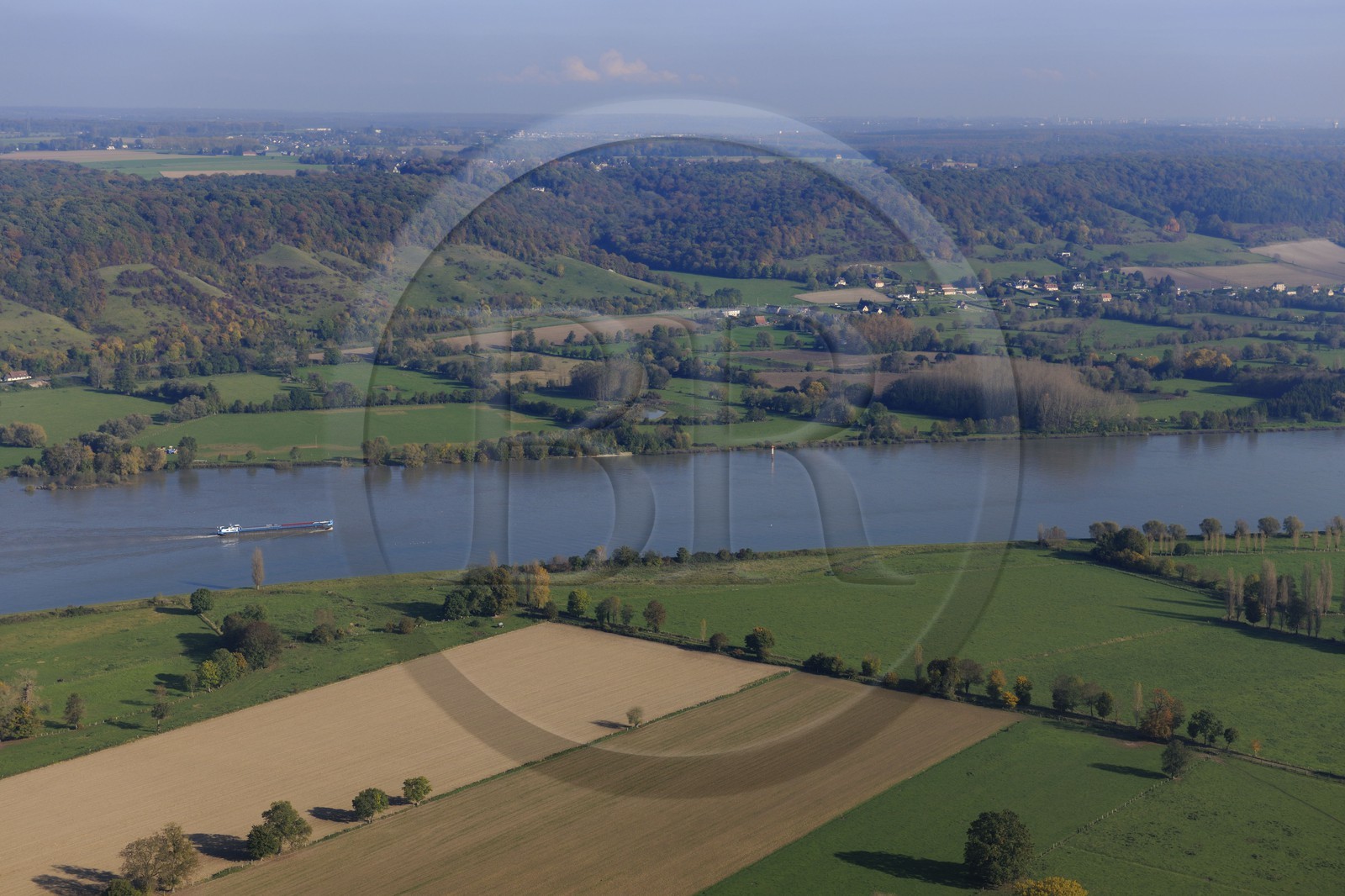 France, Seine-Maritime (76), péniche remontant la Seine à la hauteur de Saint-Martin-de-Boscherville (vue aérienne)