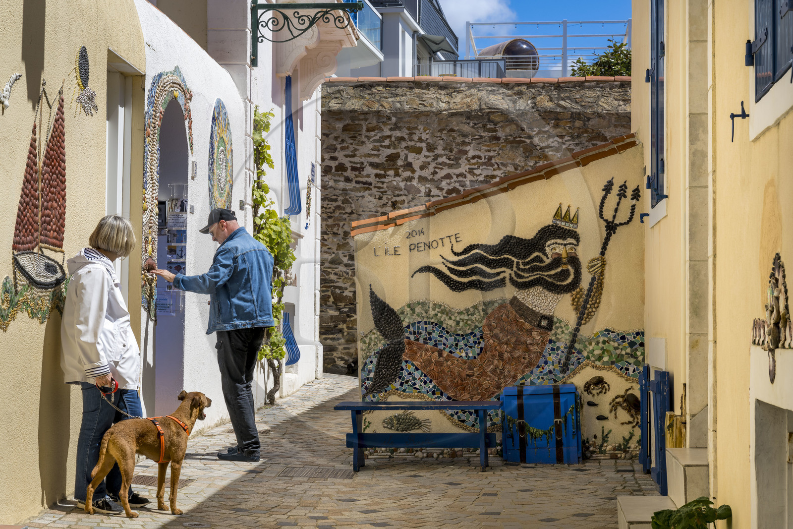 France, Vendée (85), Les-Sables-d'Olonne, quartier de l'île Penotte, ruelles piétonnes aux façades ornées de mosaïques de coquillages (avant utilisation demander l'autoristaion à L'ADAGP www.adagp.fr)