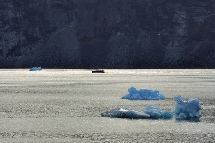 Groenland, cote ouest, baie de Disko, bateau remontant le detroit d'Ataa en longeant la falaise
