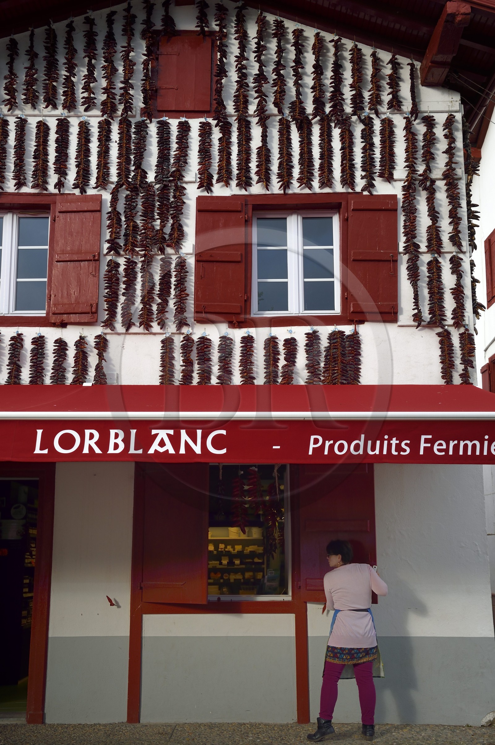 France, Pyrénées-Atlantiques (64), Pays-Basque, Espelette, séchage des piments d'Espelette aux facades des maisons du village