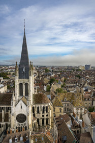 France, Côte-d'Or (21), Dijon, zone classée Patrimoine Mondial de l'UNESCO, toit coloré en tuile vernissée de l'hôtel de Vogüé et l'église Notre-Dame de Dijon vue depuis la Tour Philippe Le Bon