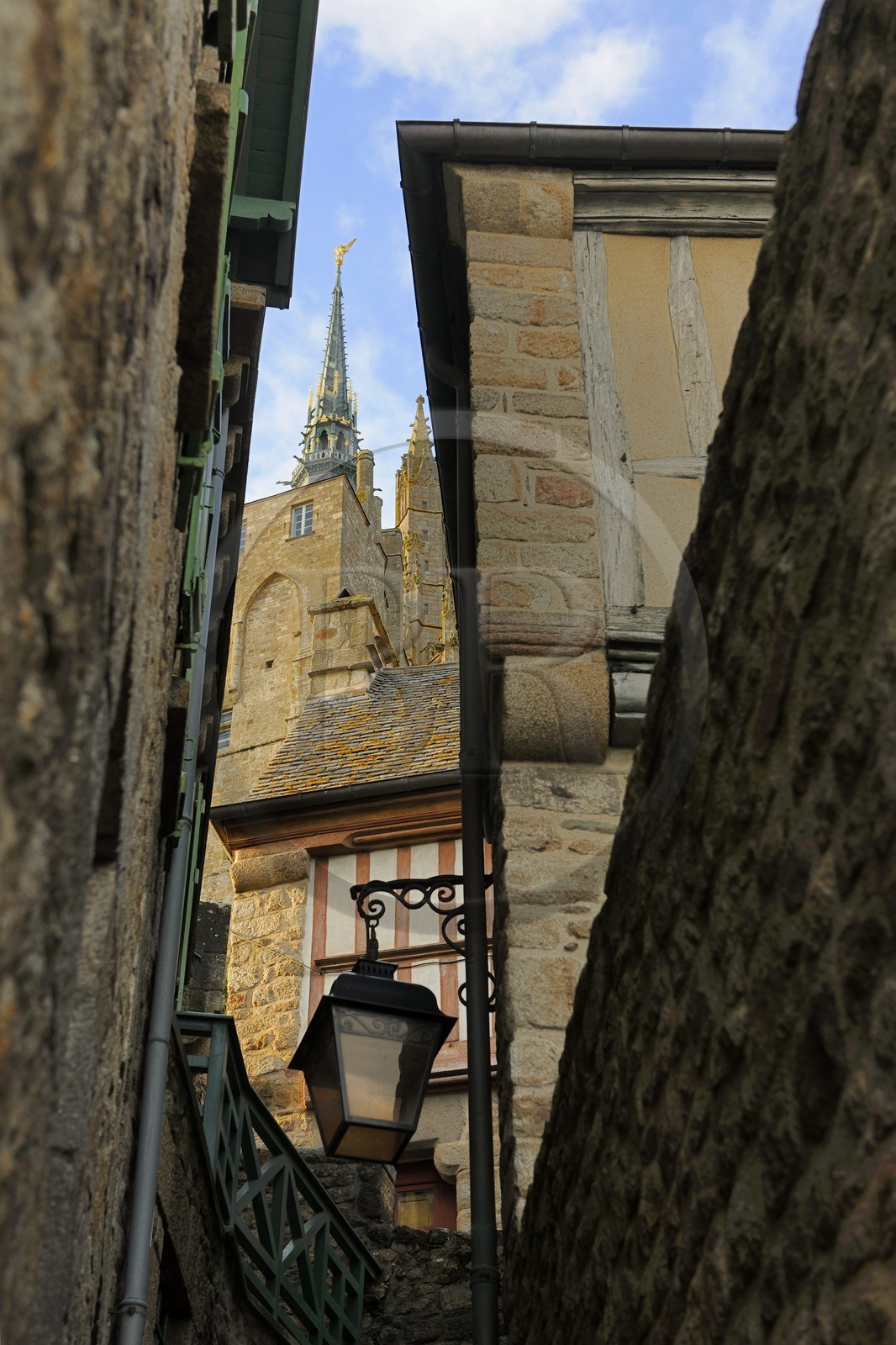 France, Manche (50), Mont-Saint-Michel, classé Patrimoine Mondial de l'UNESCO, étroit passage jouxtant l'ancienne maison de la Mère Poulard menant à l'abbaye