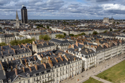France, Loire Atlantique, Nantes, shipowners' houses on Quai Turenne on the former Ile Feydeau and the Tower of Brittany in the background (aerial view)