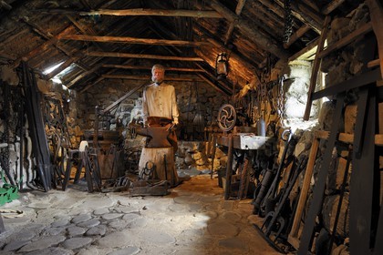 Royaume-Uni, Ecosse, région des Highlands, les Hébrides, île de Skye, pointe de Trotternish, l'écomuséee Skye museum of Island Life, l'atelier du forgeron