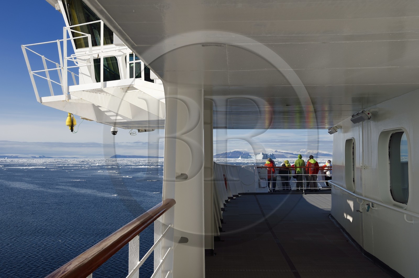 Groenland, cote Nord-Ouest, Smith sound au nord de la baie de Baffin, le bateau de croisière MS Fram de la compagnie Hurtigruten en bordure de la banquise évoluant vers la côte canadienne de l'ile d'Ellesmere