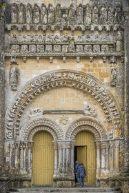 France, Vendée (85), Vouvant, labellisé Les Plus Beaux Villages de France, l'église Notre-Dame-de-l'Assomption, portail monumental divisé en deux parties, partie basse romane (XIIe siècle) et partie haute gothique (XVe siècle)