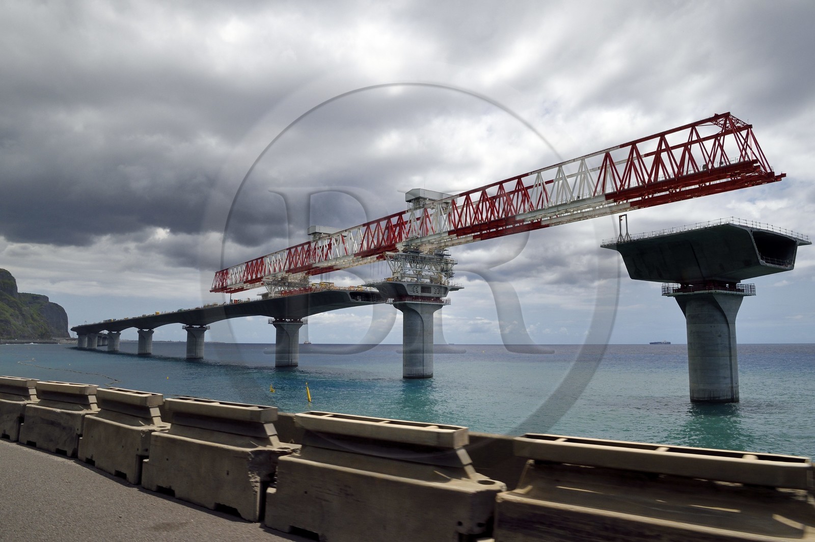 France, Ile de la Reunion, La Possession, chantier de la Nouvelle Route du Littoral (NRL), viaduc maritime long de 5,4 km entre la capitale Saint-Denis et le principal port de commerce à l’Ouest