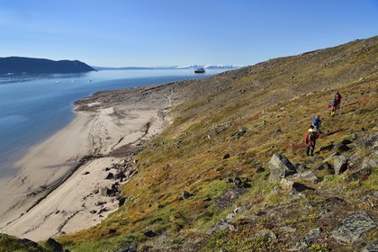 Groenland, cote Nord-Ouest, Murchison sound au nord de la baie de Baffin, randonneurs dans le fjord Robertson à Siorapaluk qui est le village le plus septentrional du Groenland, le bateau de croisière MS Fram de la compagnie Hurtigruten au mouillage en arrière plan