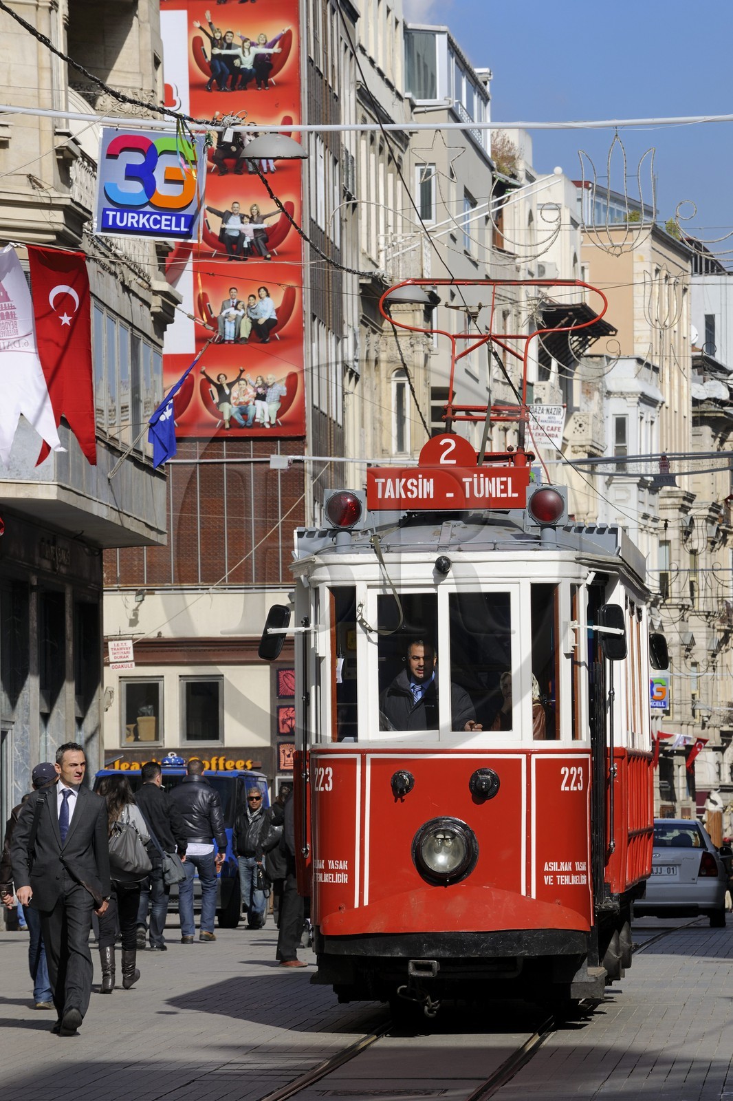 Turquie, Istanbul, quartier de Beyoglu, le vieux tramway dans la rue Istiklal Caddesi Turquie, Istanbul, quartier de Beyoglu, le vieux tramway dans la rue Istiklal Caddesi