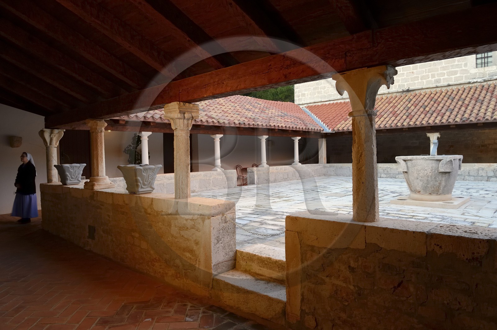 Croatie, Dalmatie, côte dalmate, Ile d’Ugljan, couvent franciscain Saint-Jérôme de la congrégation des Filles de la Miséricorde, le cloitre