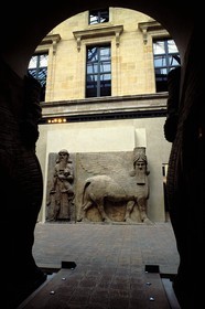France, Paris (75), Le Louvre, bas-reliefs assyriens dans la cour Khorsabad, taureau ailé