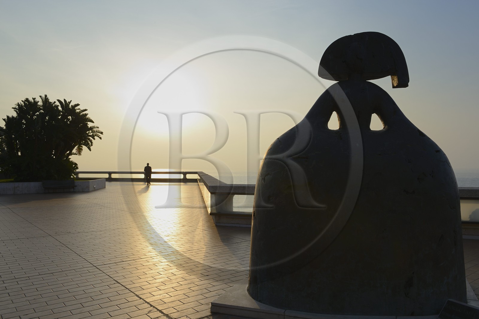 Principauté de Monaco, Monaco, terrasse du jardin du casino de Monte-Carlo, sculpture Reina Mariana (2004) de Manolo Valdez