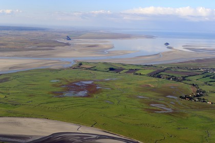 France, Manche (50), Baie du Mont-Saint-Michel, classée Patrimoine Mondial de l'UNESCO, le Mont-Saint-Michel et Ile de Tombelaine à marée basse, l'embouchure de la rivière Sée et Sélune en premier plan (vue aérienne)
