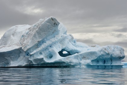 Groenland, cote Nord-Ouest, mer de Baffin, iceberg dans Inglefield Fjord vers Qaanaaq, forme animal