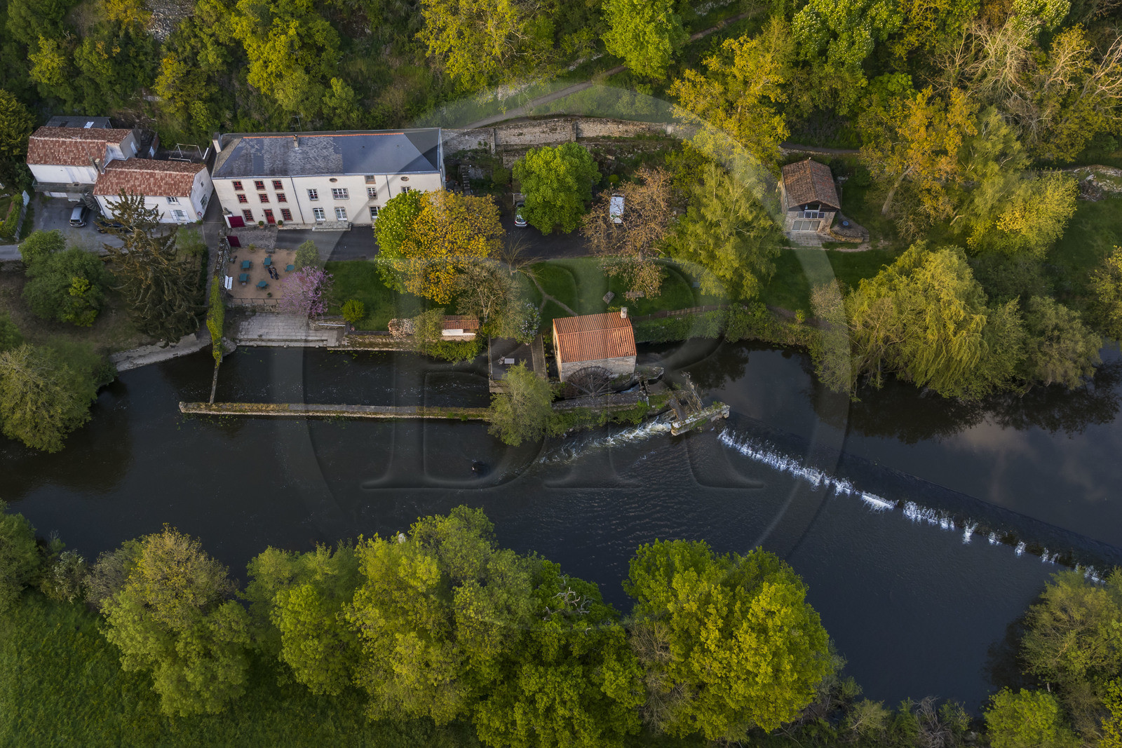 France, Vendée (85), Mortagne-sur-Sèvre, maison d'hôtes du Moulin Pont Vieux, une ancienne filature de la vallée de la Sèvre Nantaise (vue aérienne)