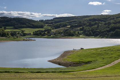 France, Nièvre (58), Parc naturel régional du Morvan, Chaumard, lac de Pannecière, pêcheur à la ligne en bord du lac