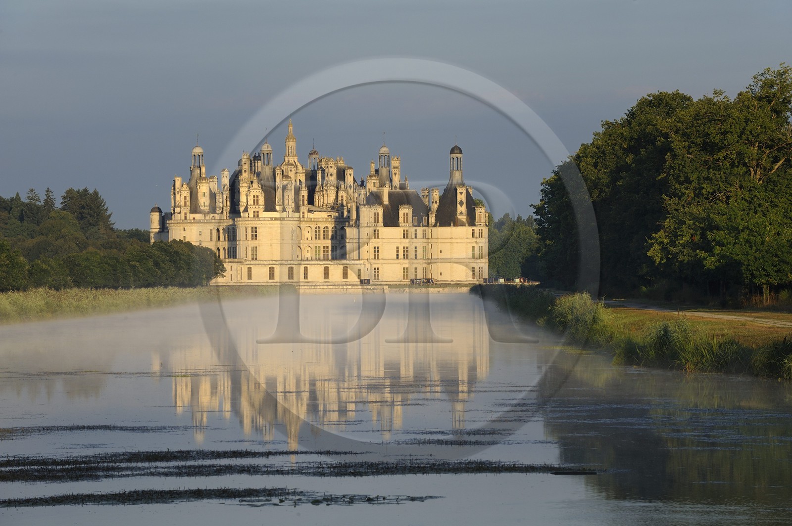 France, Loir et Cher (41), Vallée de la Loire classée Patrimoine Mondial de l' UNESCO, château de Chambord depuis le grand canal