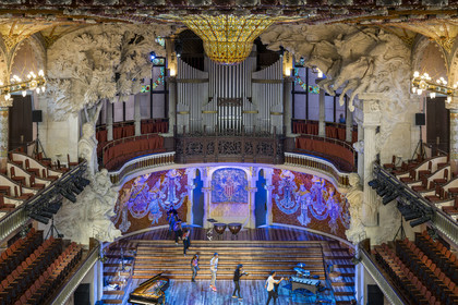 Espagne, Catalogne, Barcelone, Palau de la Musica Catalana (palais de la musique catalane), salle de concert dessinée par l'architecte du modernisme catalan Lluis Domènech i Montaner, site classé au Patrimoine Mondial de l'UNESCO, grande verrière, coupole de vitraux oeuvre de Antoni Rigalt i Blanch