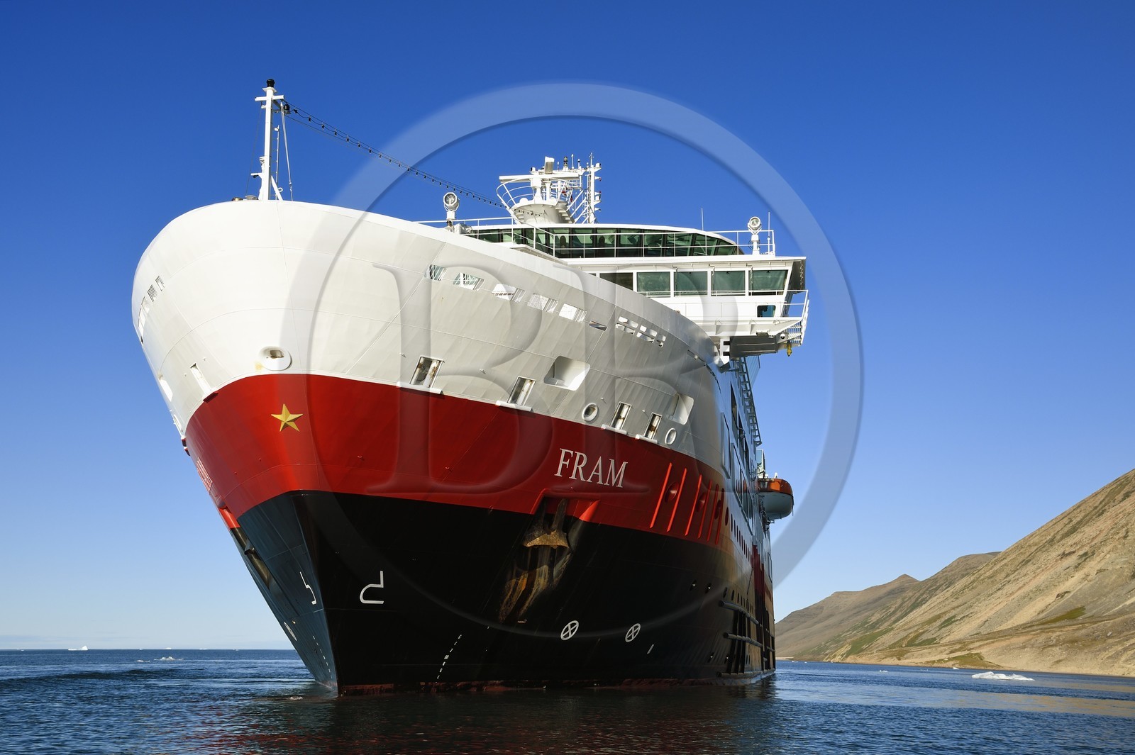 Groenland, cote Nord-Ouest, Murchison sound au nord de la baie de Baffin, Siorapaluk, village le plus septentrional du Groenland, le bateau de croisière MS Fram de la compagnie Hurtigruten au mouillage