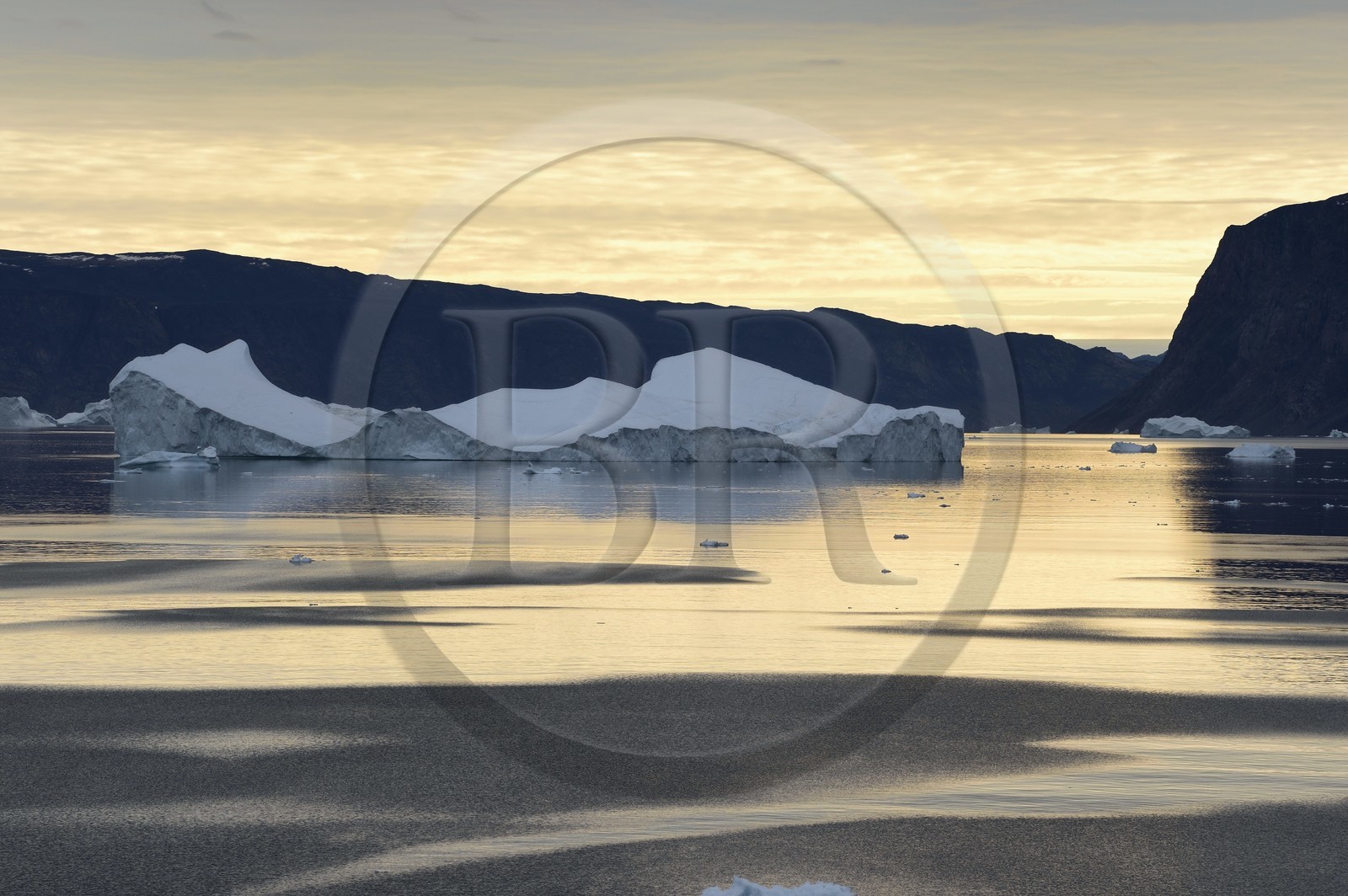 Groenland, cote Nord-Ouest, mer de Baffin, iceberg dans Inglefield Fjord vers Qaanaaq