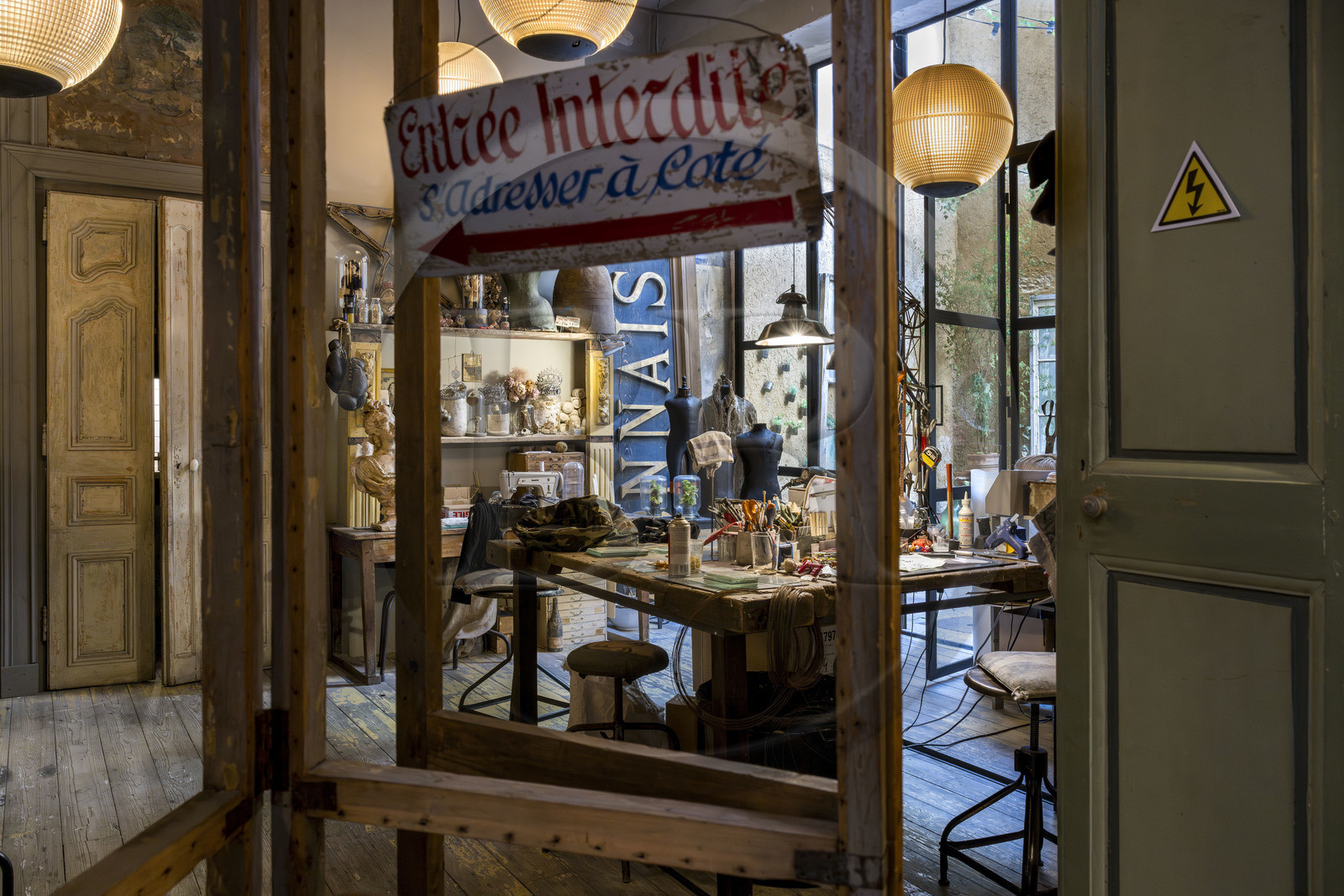 France, Vaucluse (84), Avignon, l'atelier-boutique Vox Populi spécialiste dans la création de luminaires et objets de décoration