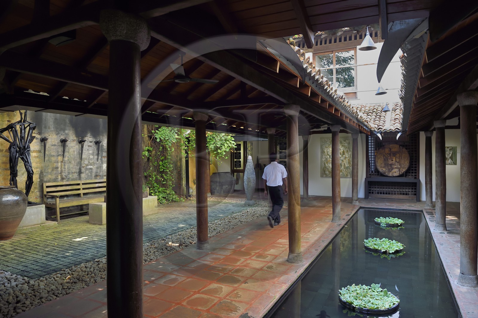 Sri Lanka, province de l'ouest, district de Colombo, Colombo, Kollupitiya, cour de la Gallery Cafe (ancien bureau du célèbre architecte sri lankais Geoffrey Bawa)