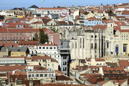Portugal, Lisbonne, elevador (ascenseur) de Santa Justa et les ruines gothiques de l' église do Carmo, le quartier du Bairro Alto en arrière plan